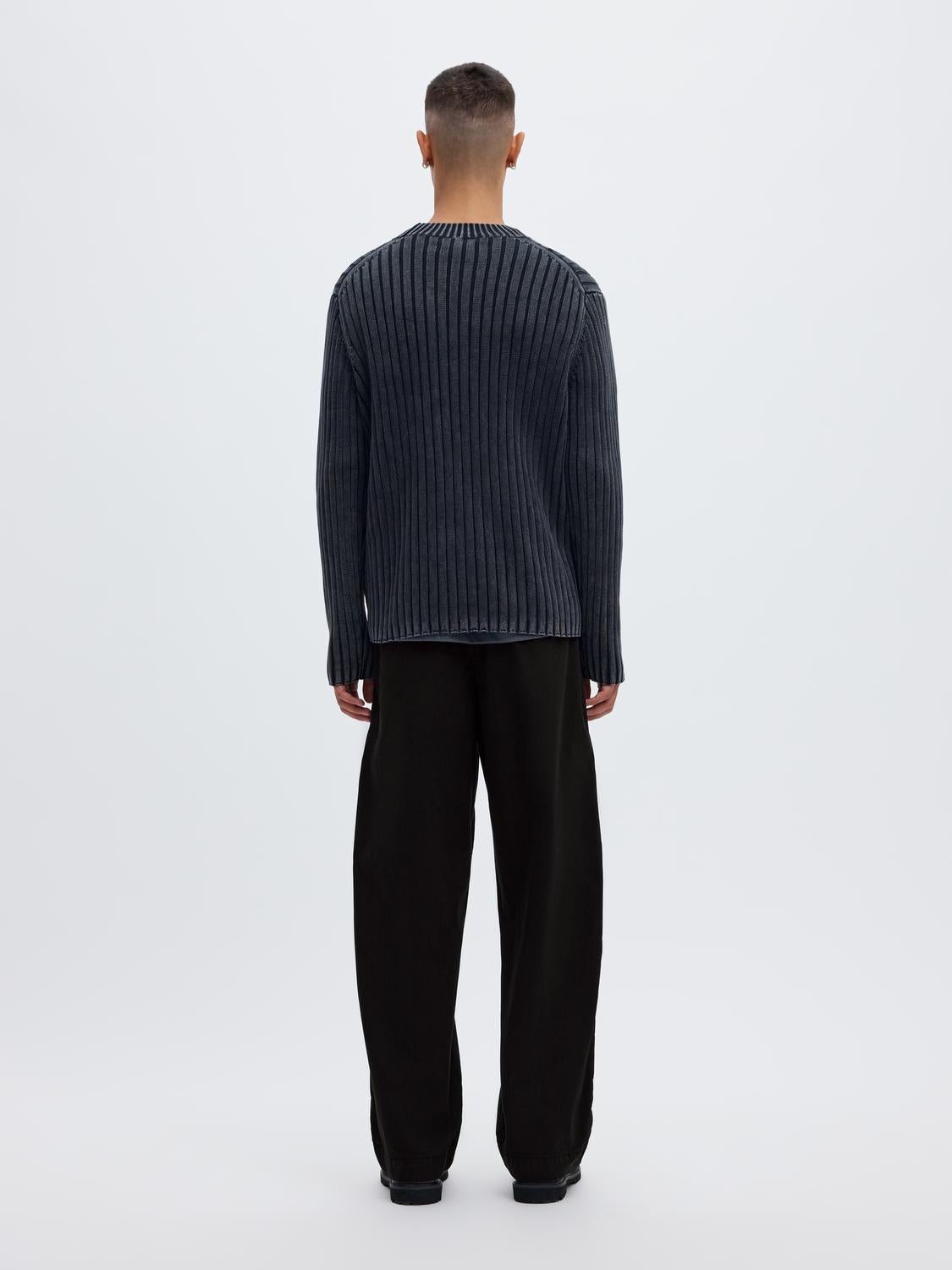 model_shot-back